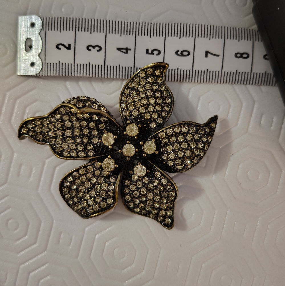 Elegant Black and Gold Floral Brooch - Picture 1 of 3